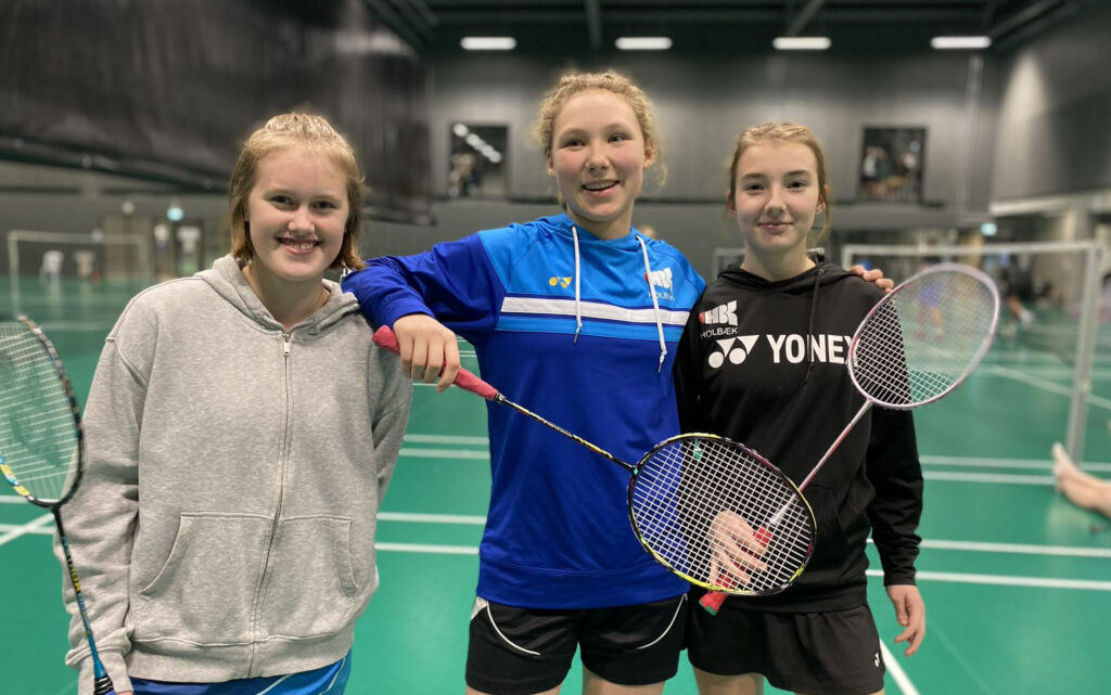 Tre unge kvindelige badmintonspillere
