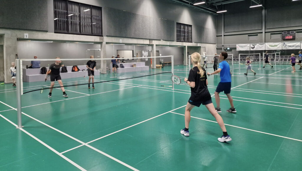 Ungdomspillere spiller badminton