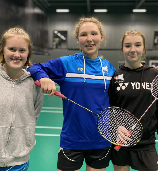 Tre unge kvindelige badmintonspillere